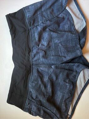 Lulu Lemon Speed up shorts - size 6